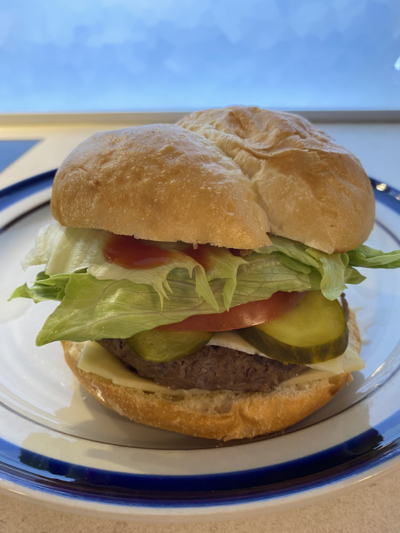 Cheddar gurken bacon burger