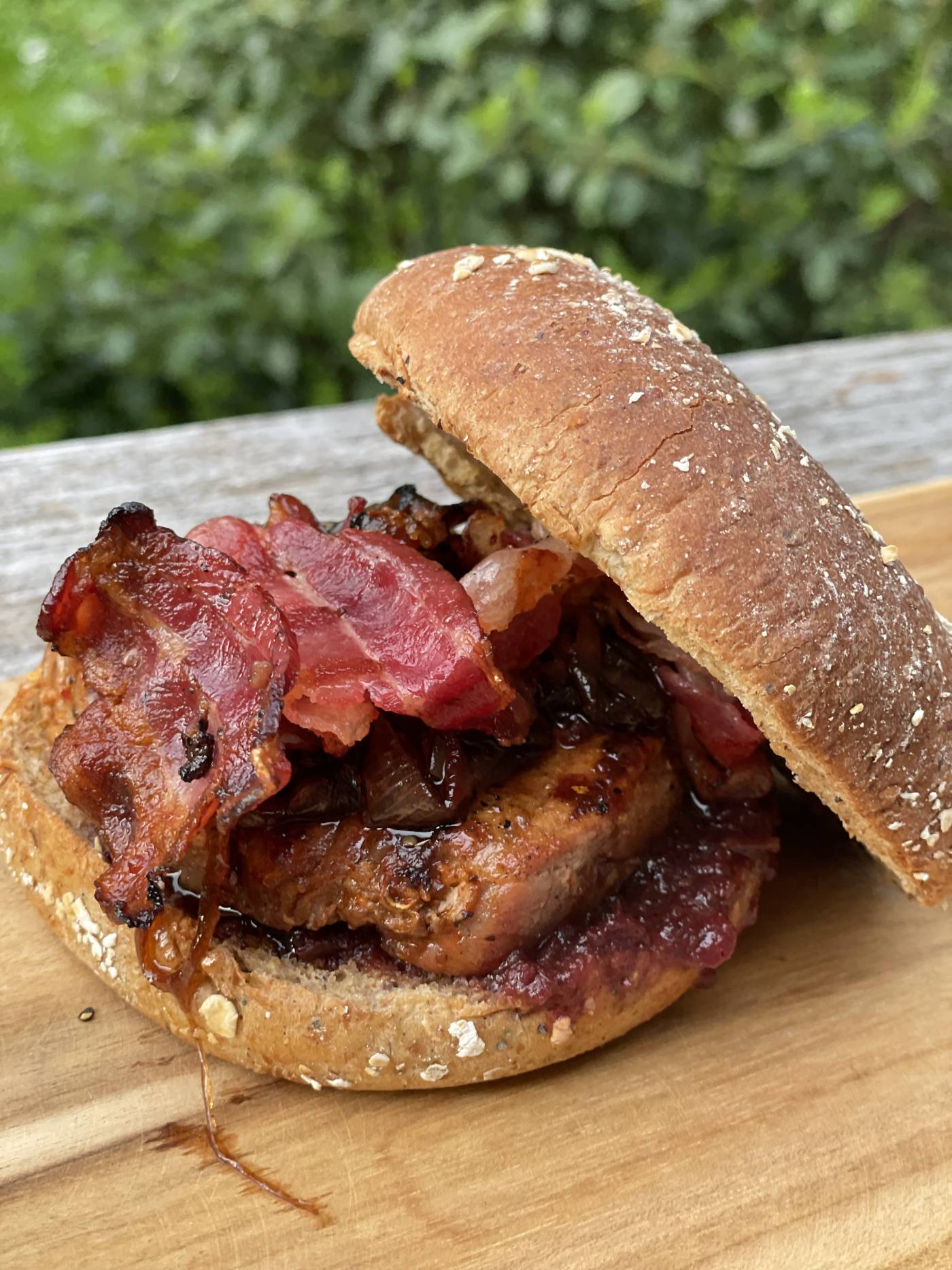 - Schweinssteak-Speck-Burger - 