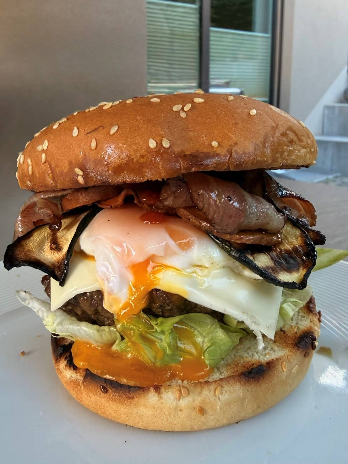 Burger mit Gemüse und Ei