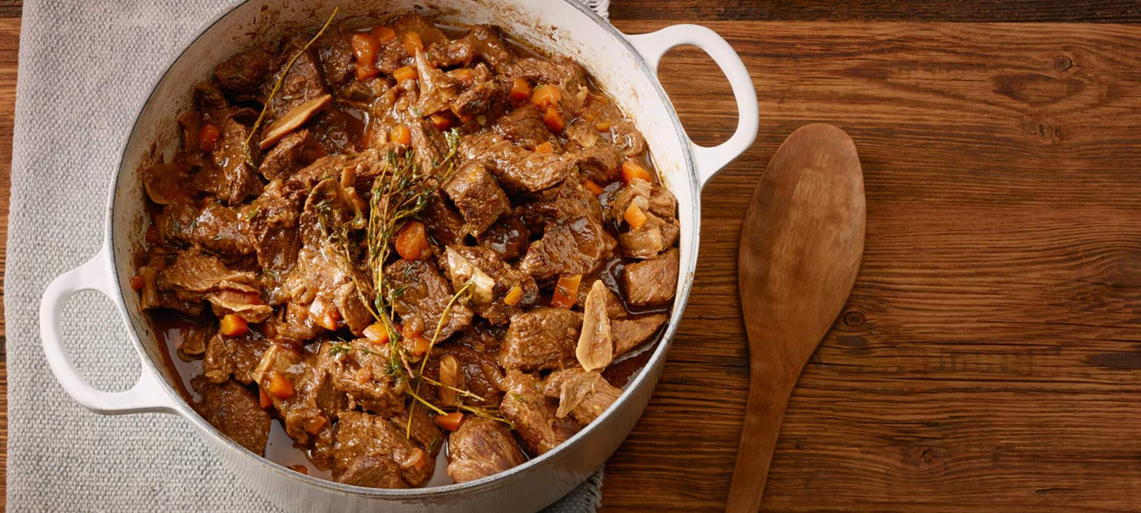 Ragoût de bœuf avec sauce aux cèpes et au thym