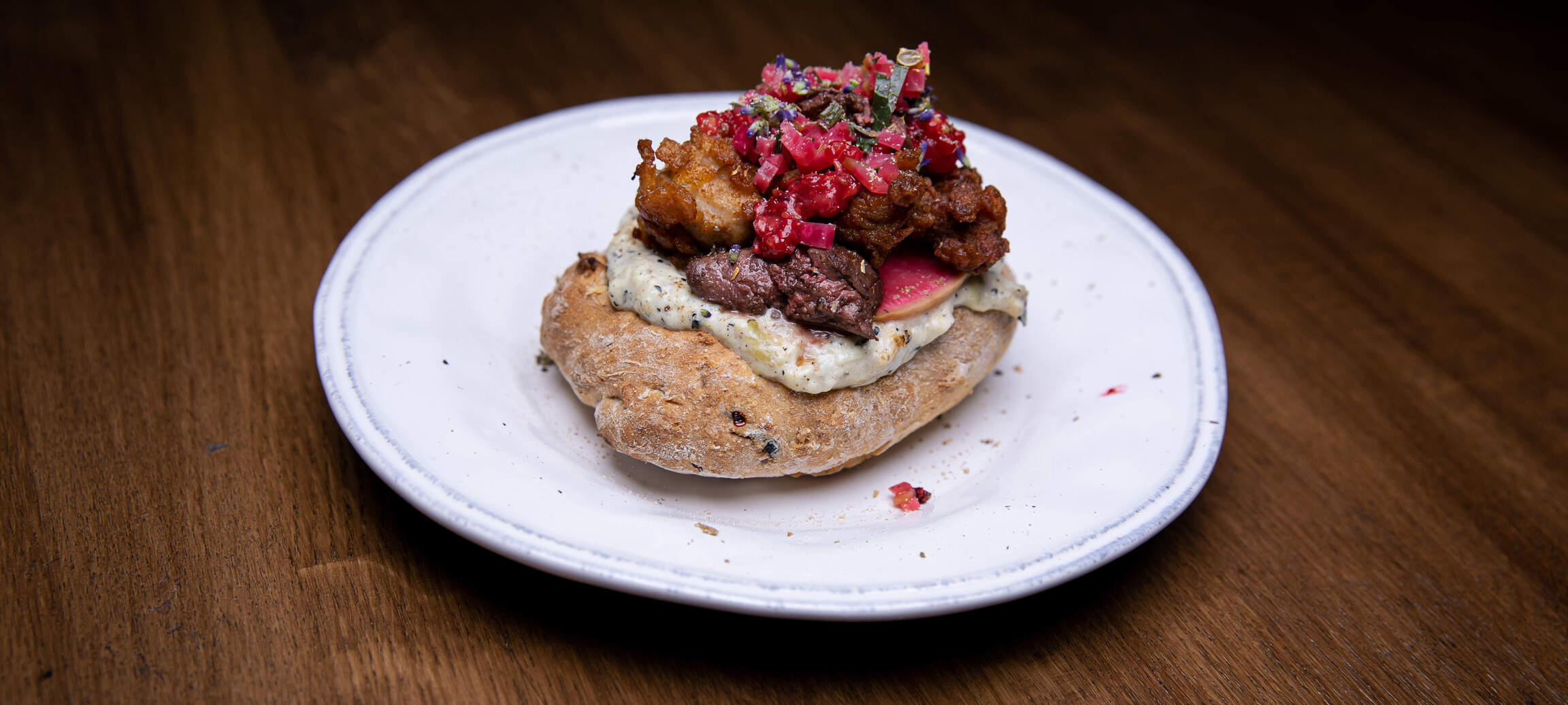Brot mit Cranberries, Auberginenmus und Trutenschenkel im Cornflakes-Mantel