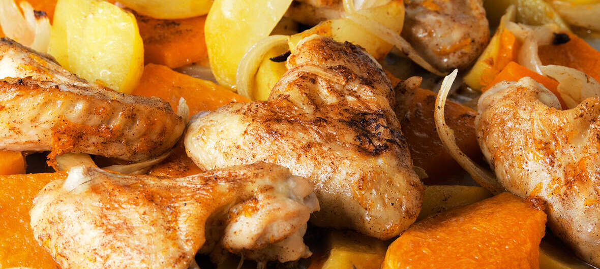 Ailerons de poulet à l'orange sur lit de pommes de terre et de courges