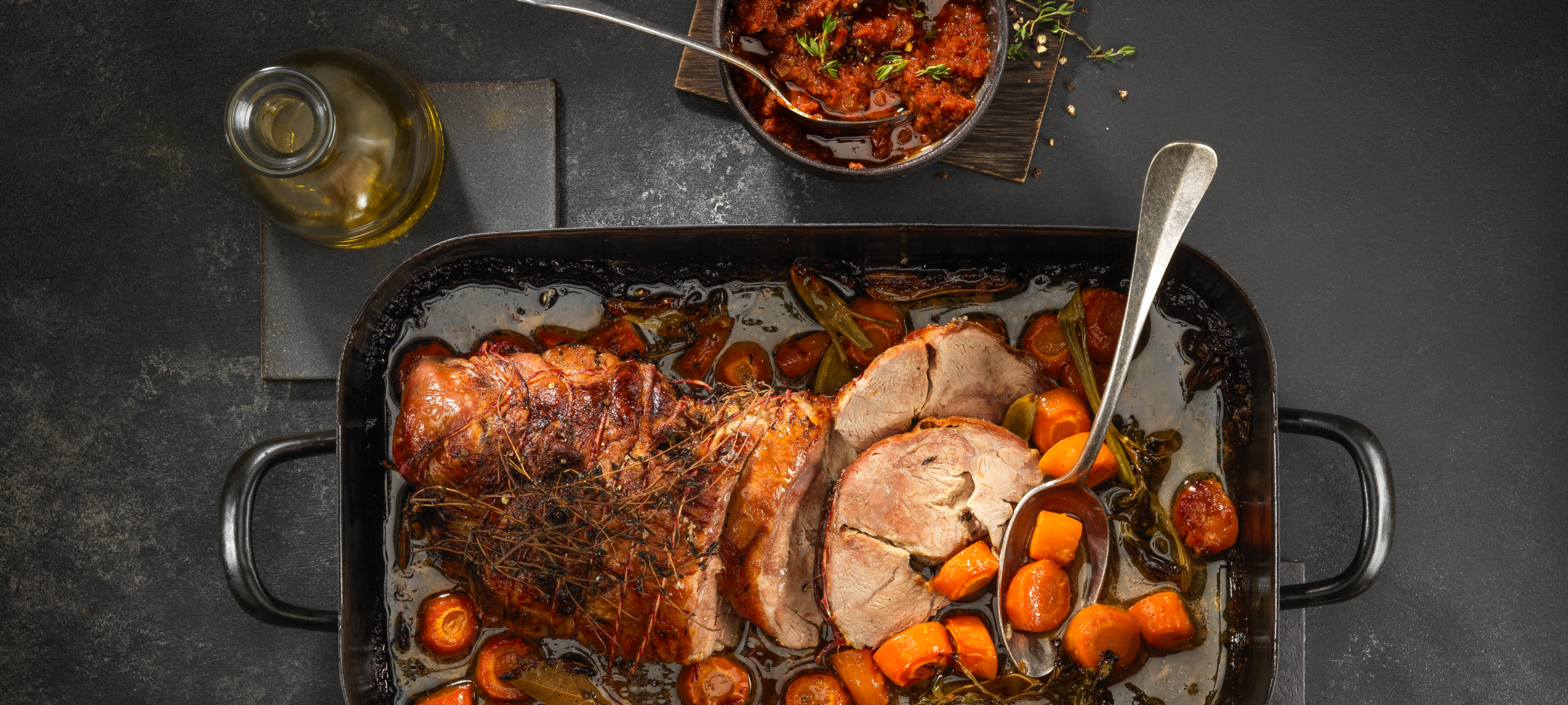 Lammschulterbraten mit Gemüse und Rotwein im Ofen geschmort, dazu Tomatenpesto