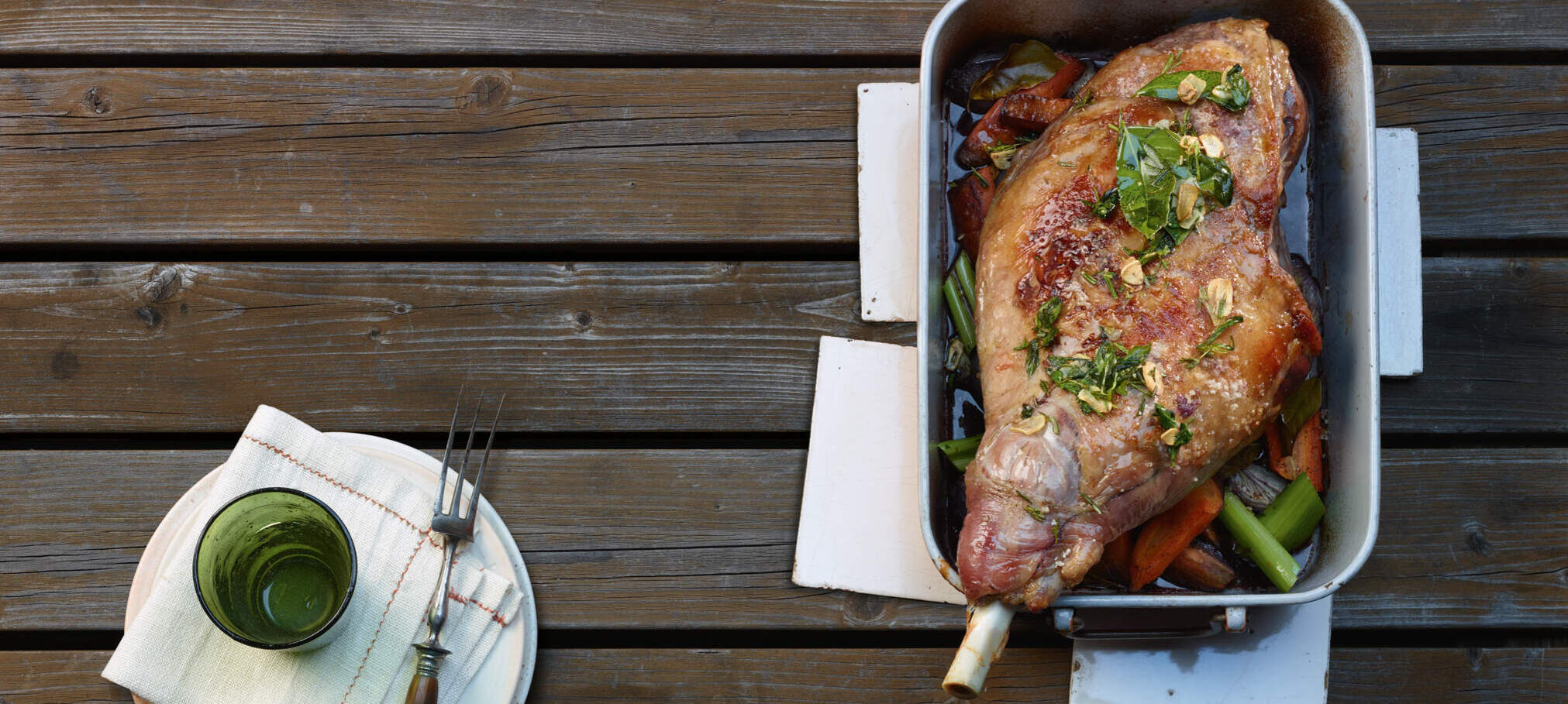 Gigot d’agneau aux échalotes, figues séchées, céleri branche et laurier, braisé au vin rouge