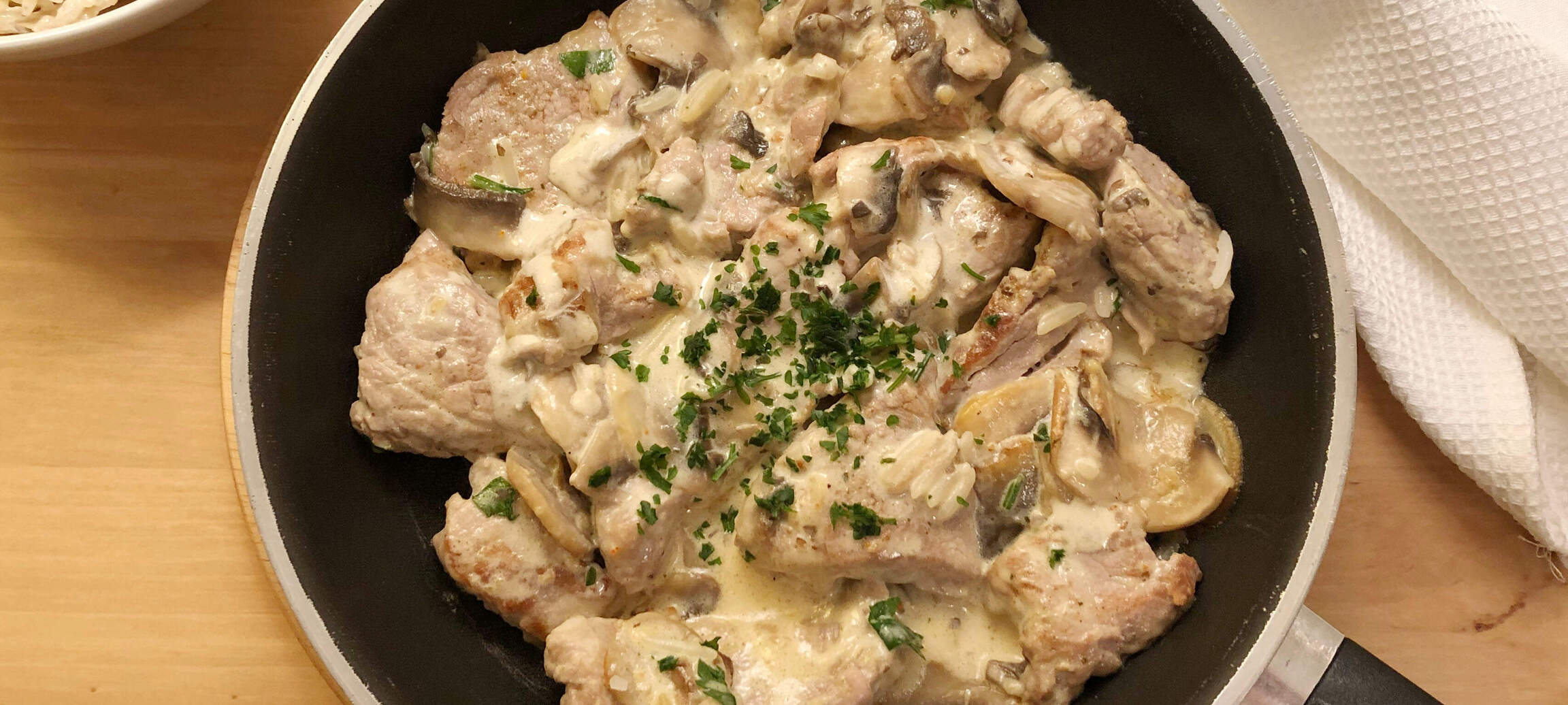 Ragoût de poulet avec champignons et sauce hollandaise