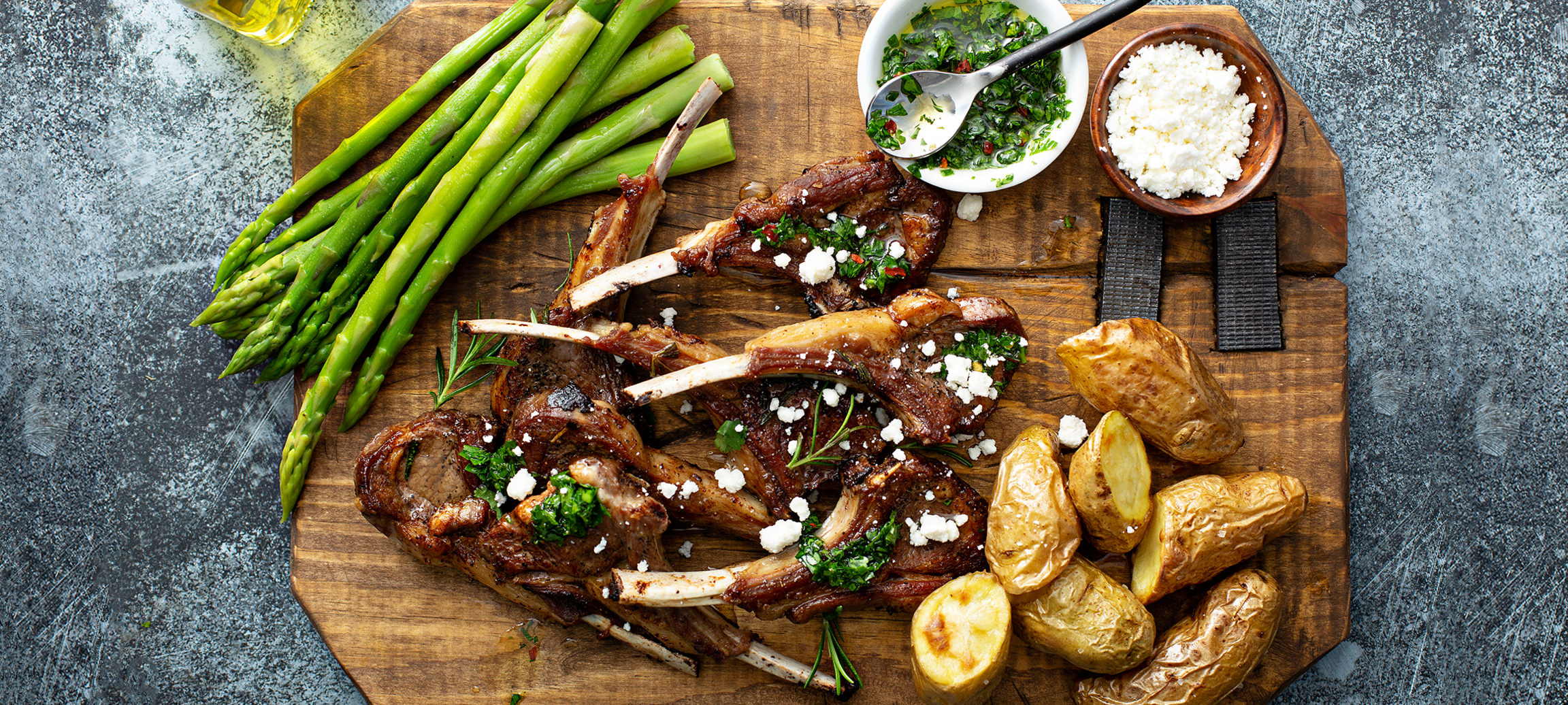 Carré d’agneau sur asperges vertes