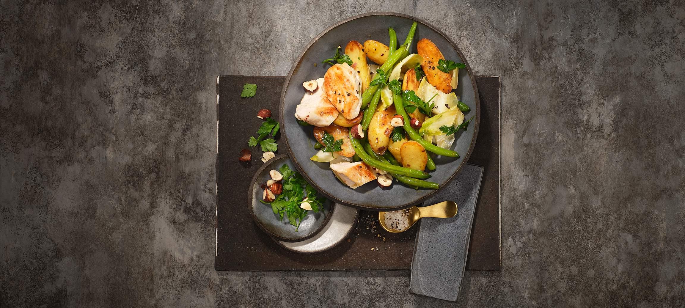Pouletbrust mit Bratkartoffelsalat, grünen Bohnen und Apfelessig-Vinaigrette.