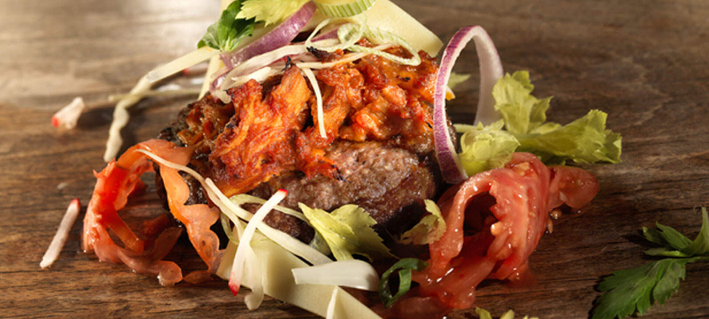 Swiss Beef and Spare Ribs Burger mit mariniertem Gemüse