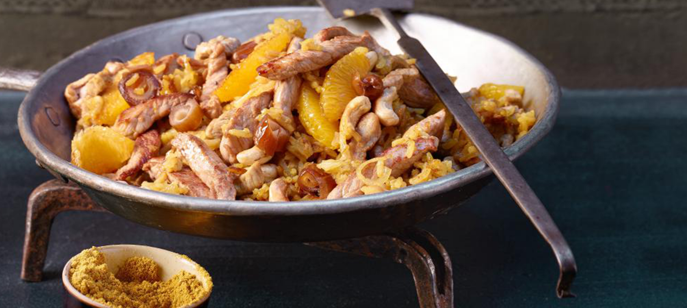 Poêlée de riz au curry à l’émincé de porc et aux dattes