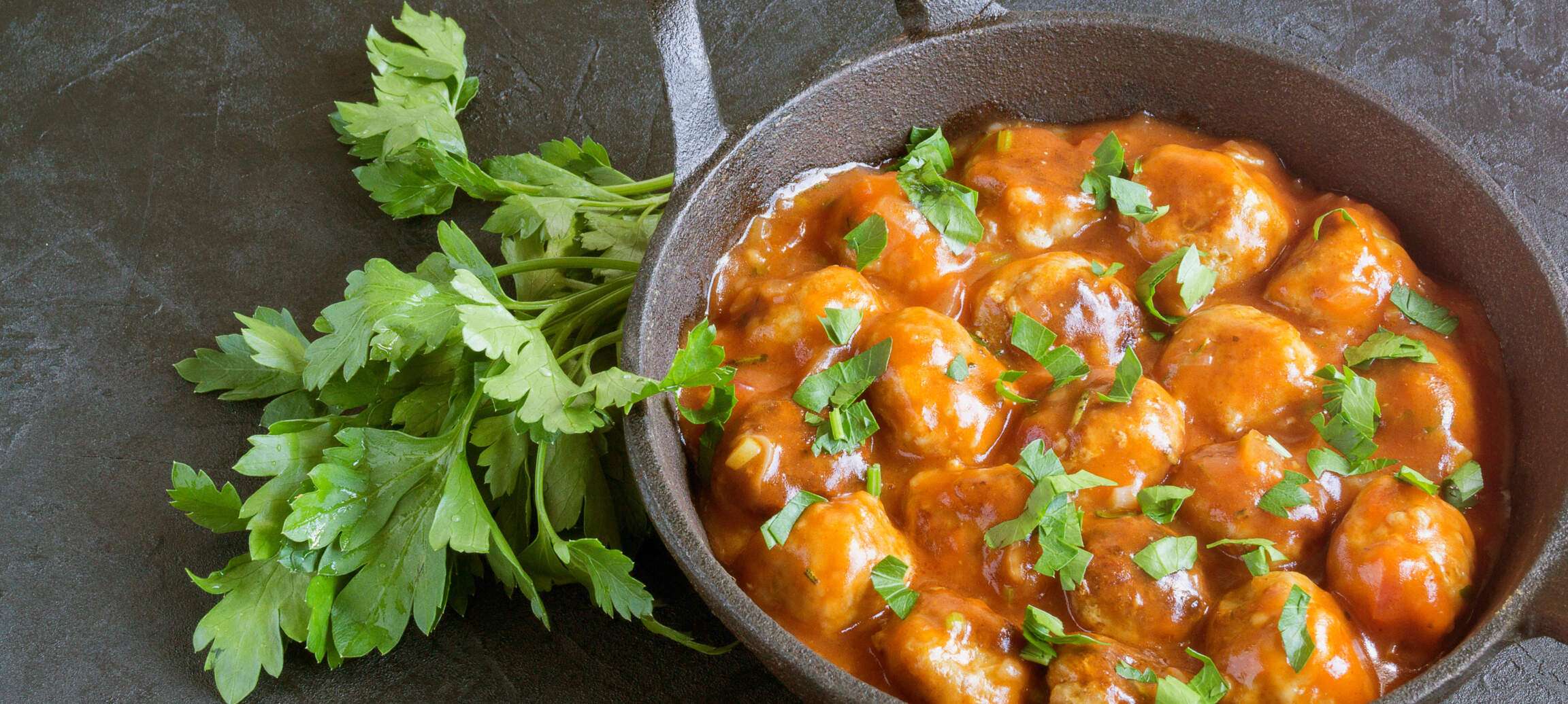 Boulettes de poulet au curry rouge