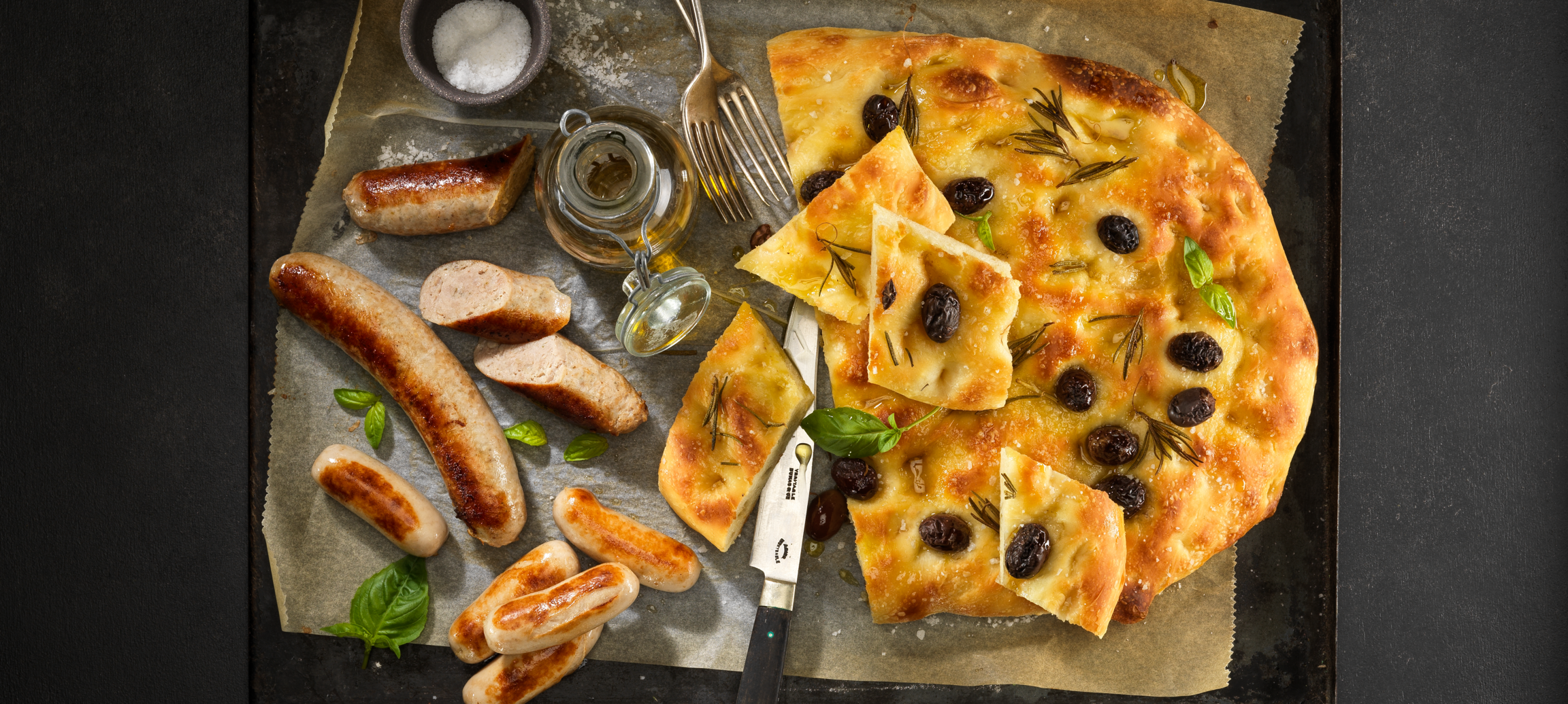 Focaccia aux olives, au romarin, au sel marin et à l’huile d’olive et saucisse à rôtir