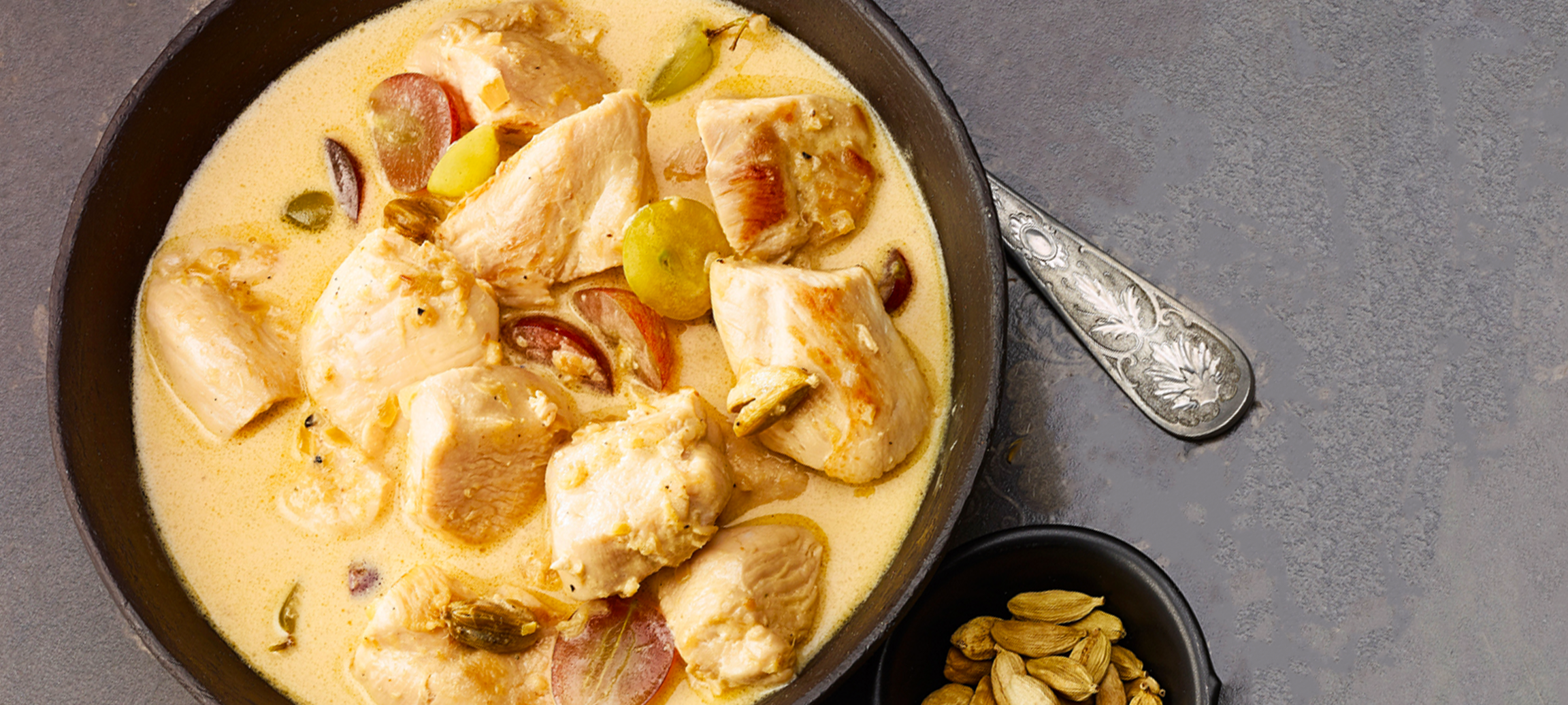 Emincé de poulet au gingembre, à la cardamome et aux raisins