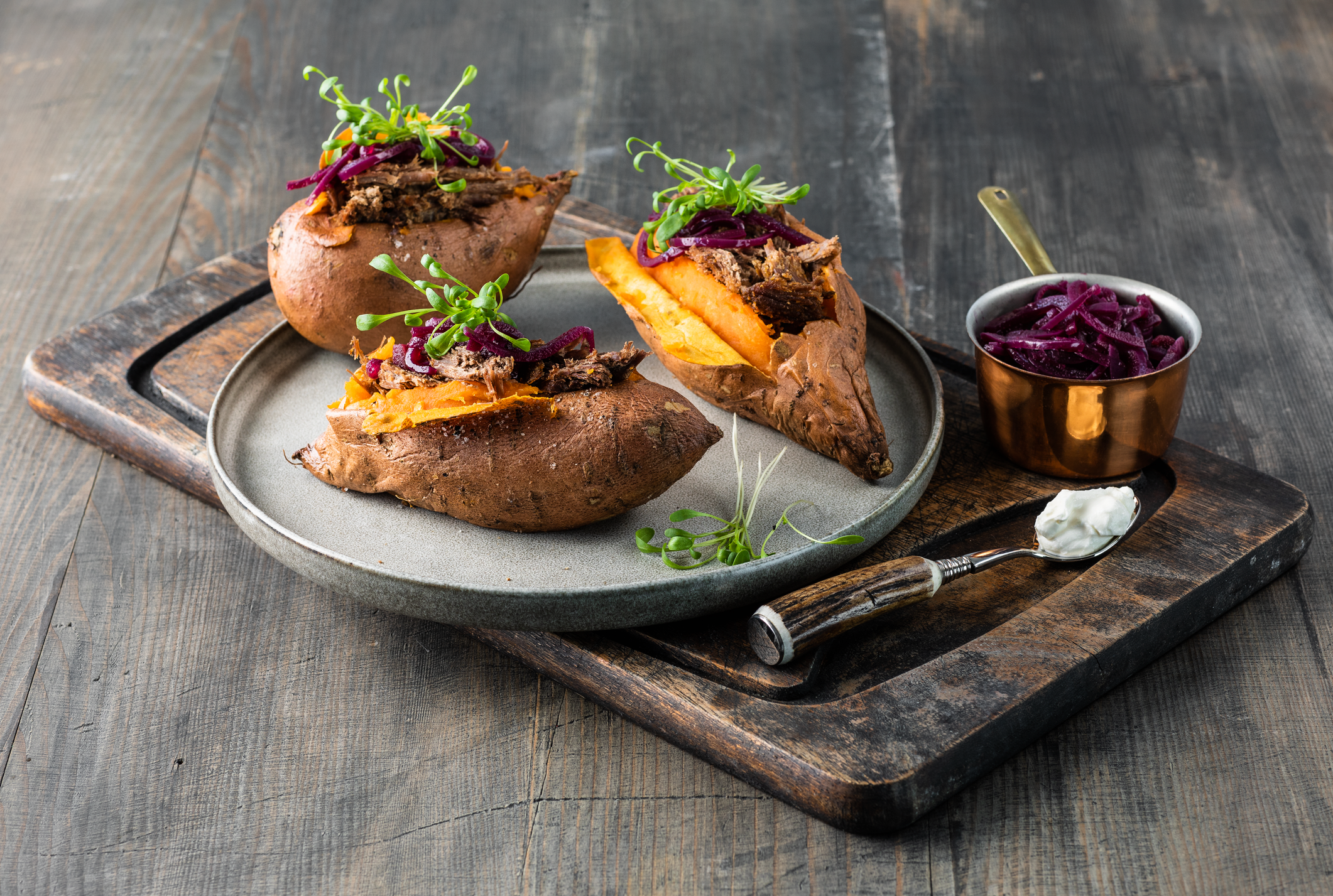 Baked sweet potatoes avec chili au pulled pork