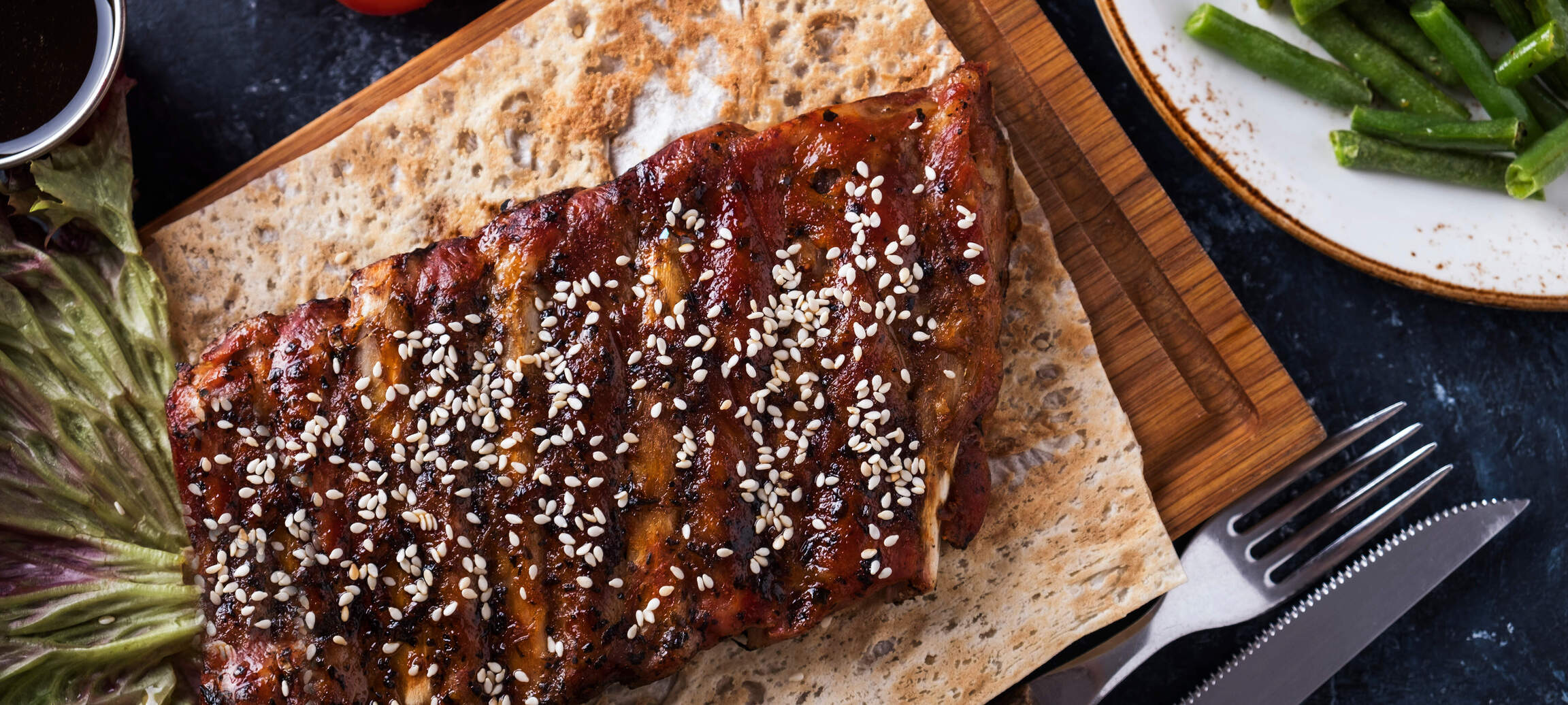 Côtelettes de porc au sésame et à la confiture d’abricots, marinées et cuites au four