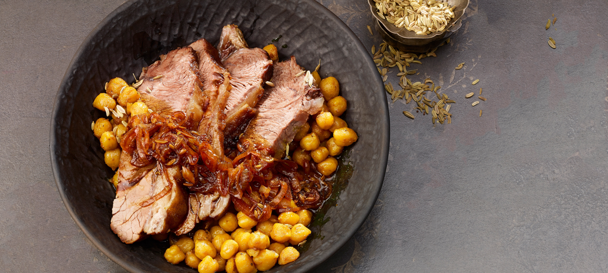 Rôti de boeuf braisé aux graines de fenouil, au laurier et au piment