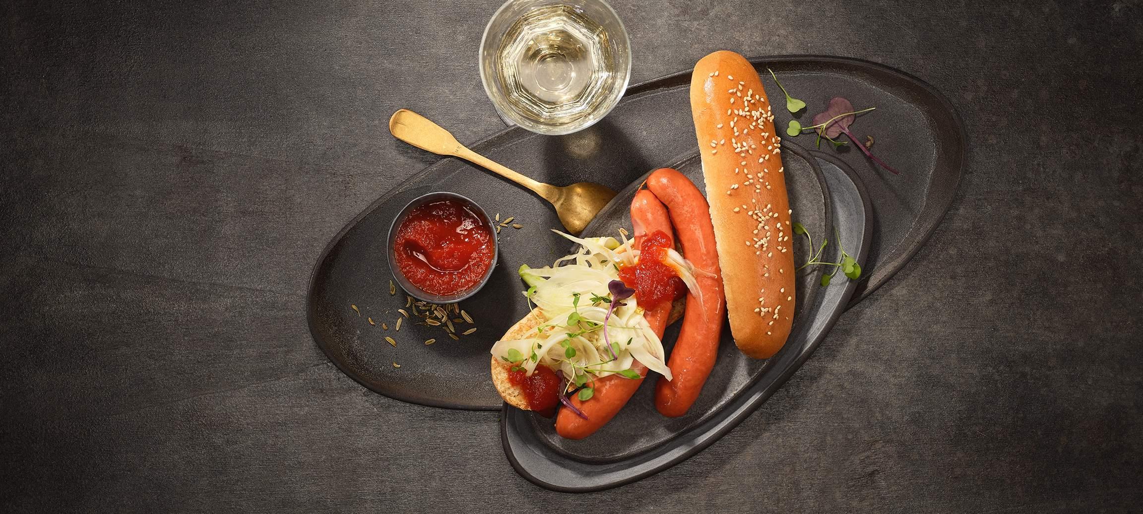 Hot-dog au fenouil et au ketchup, agrémenté de vinaigre de cidre et de ras el-hanout.