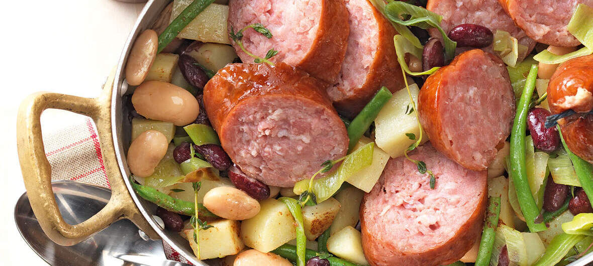Saucissons auf dreierlei Bohnen und Kartoffeln
