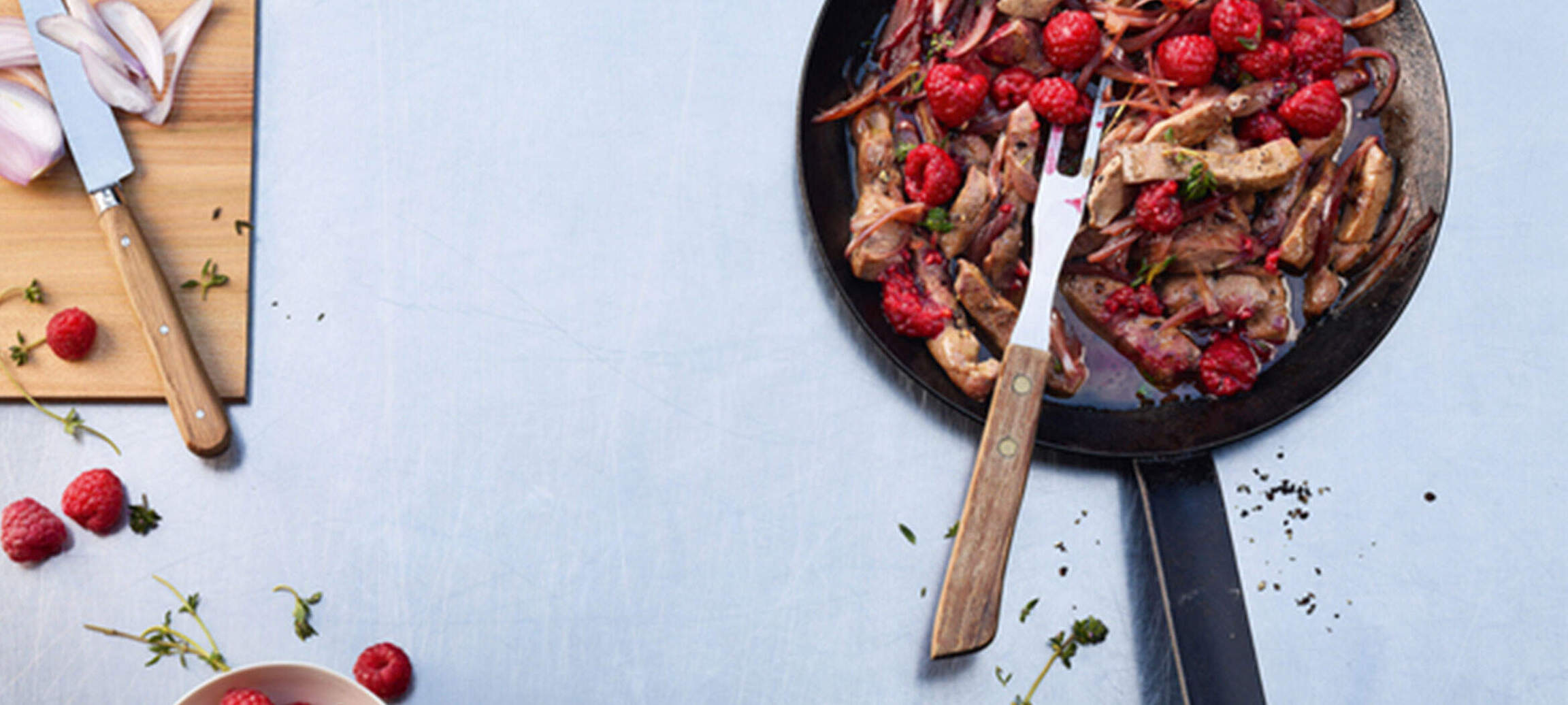Emincé de foie de veau aux échalotes et aux framboises dans un jus au thym
