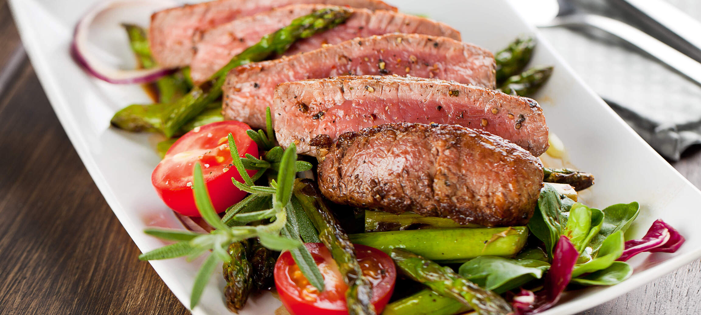 Médaillons de veau rôtis aux asperges tièdes en salade