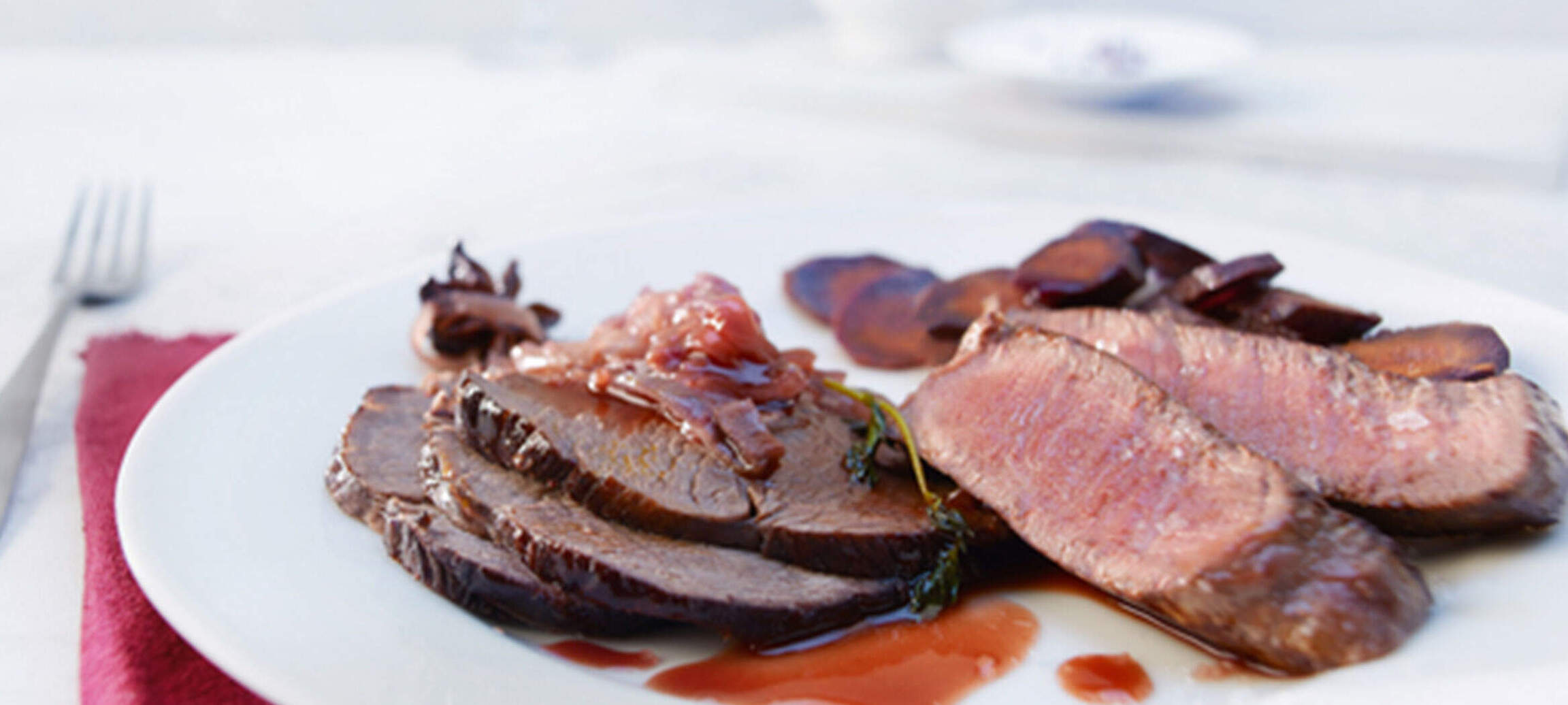 Rindsschmorbraten mit rote-Zwiebel-Sternanis-Confit & Rindsfiletmedaillons mit Cassissauce und Rüebli