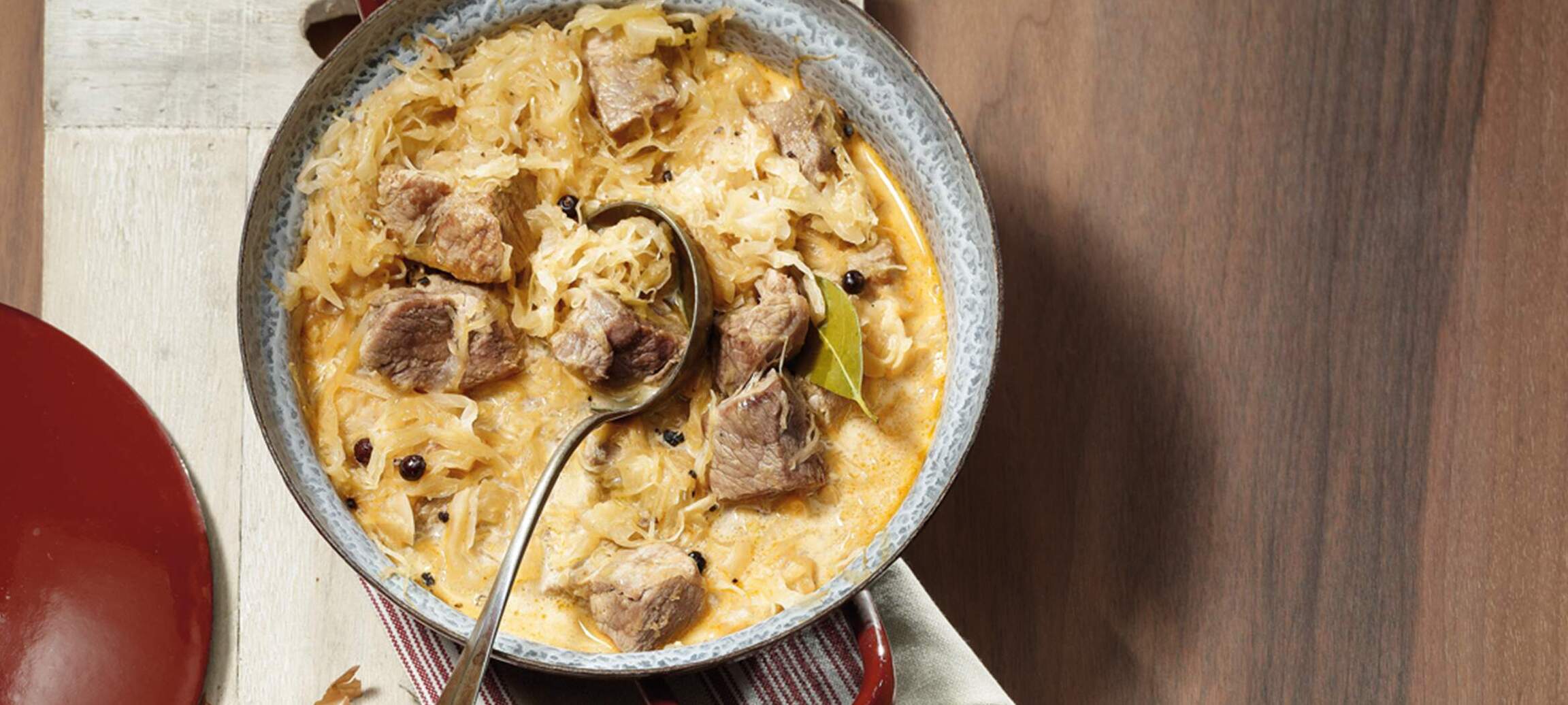 Sauté de porc braisé en choucroute au paprika, au genièvre et à la crème acidulée