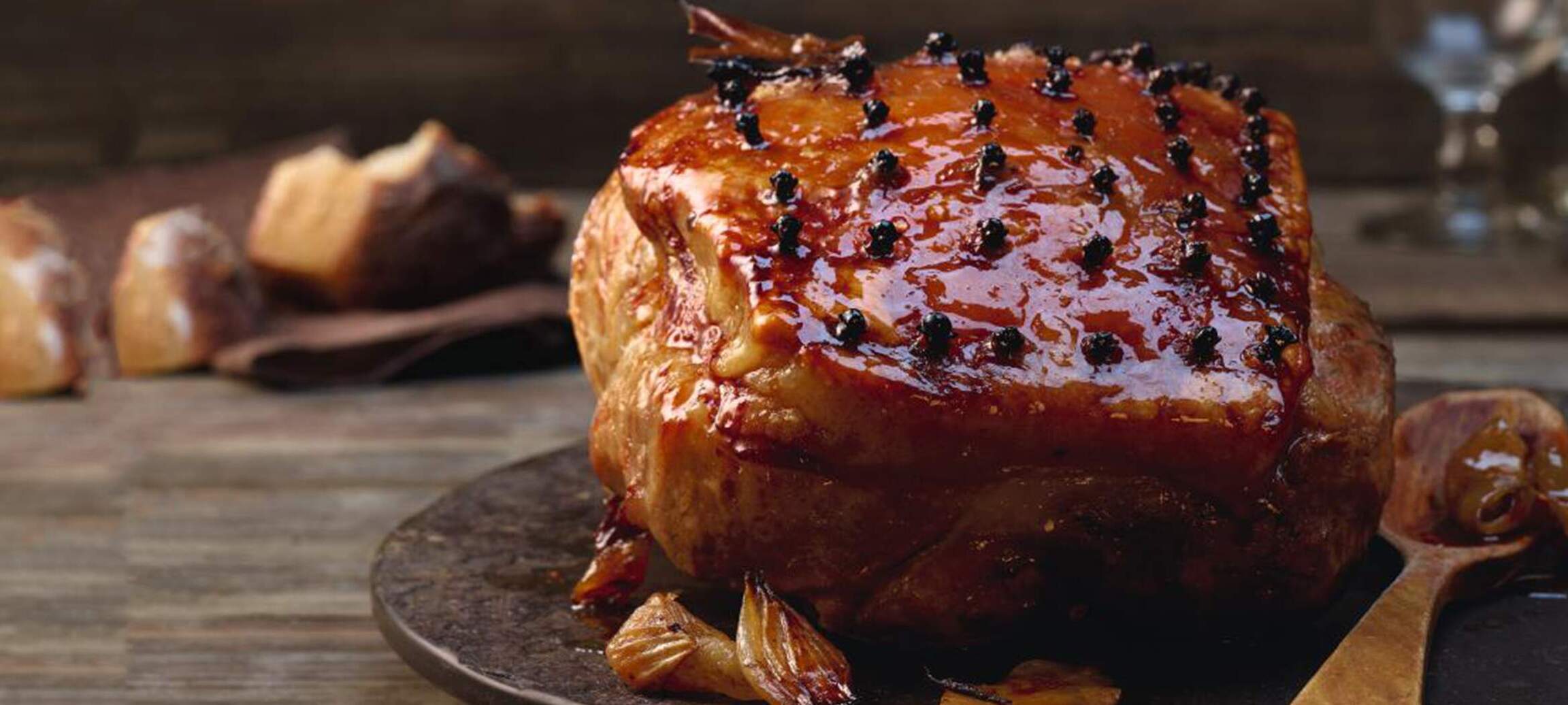 Rôti de porc avec sa peau croustillante clouté de girofle