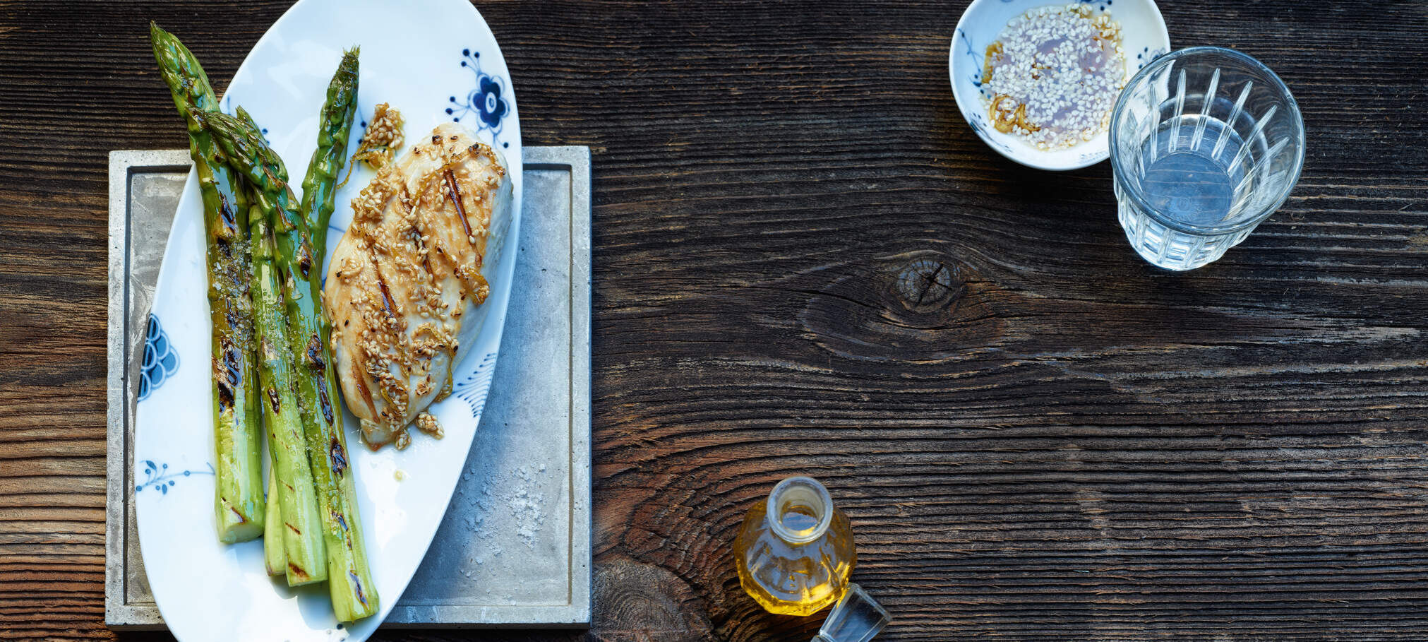 Poitrine de poulet marinée au citron, au sésame et au sirop d’érable, accompagnée d’asperges vertes grillées