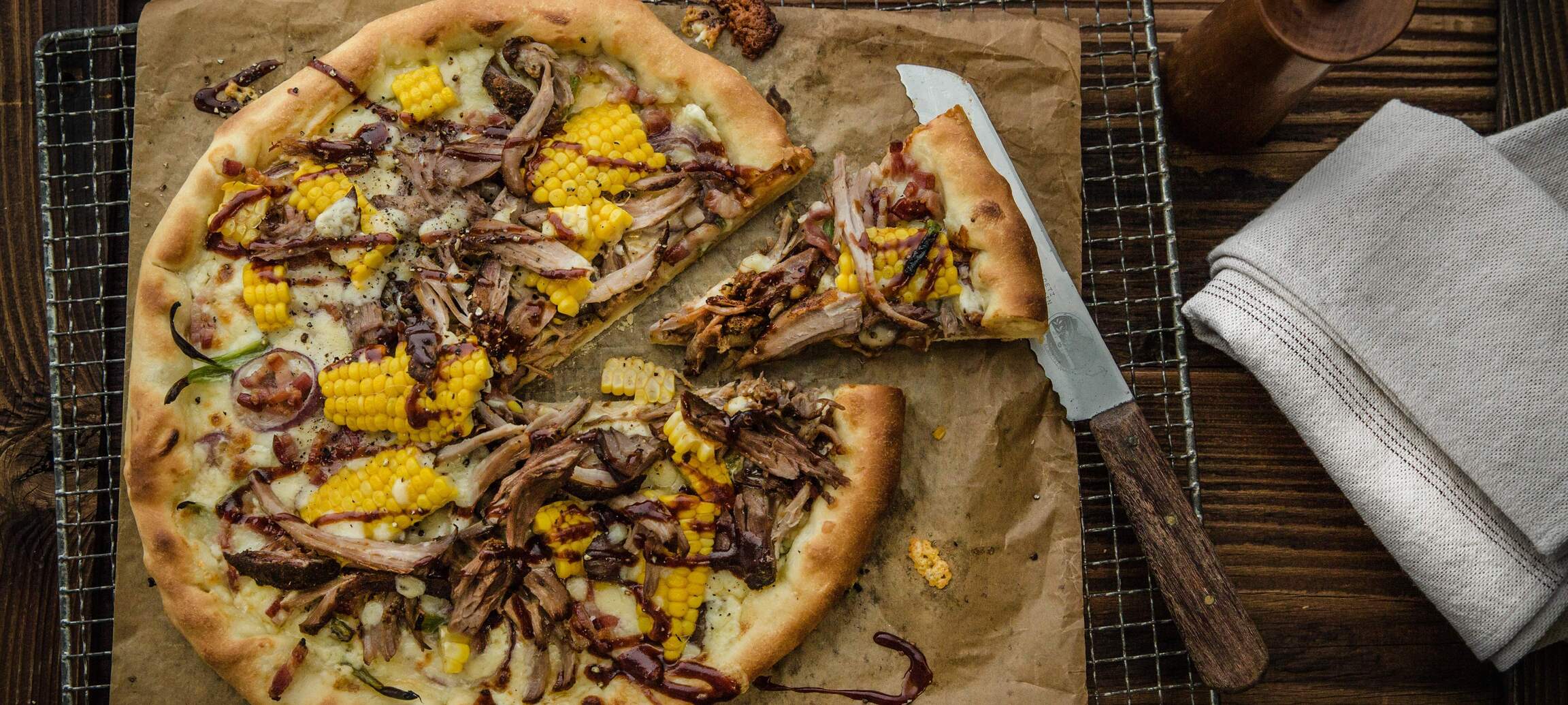 Pulled pork pizza à la cro&ucirc;te au fromage