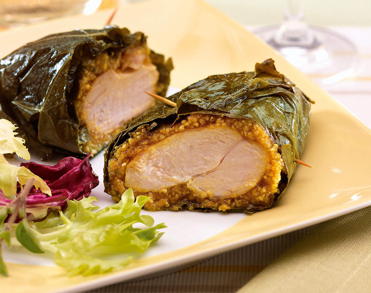 Poitrine de poulet grillée et noix de cajou en feuille de vigne