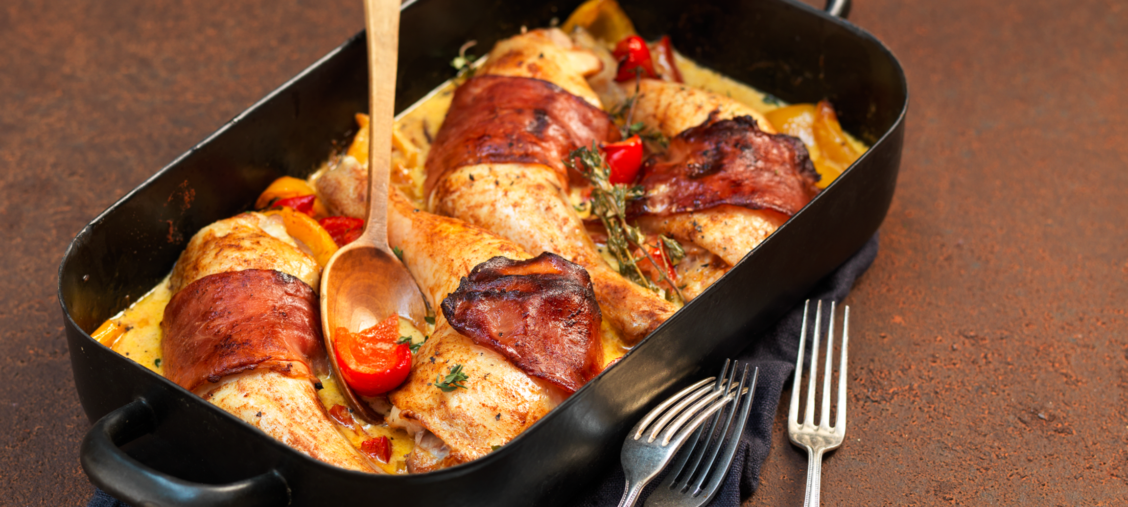 Pouletschenkel geschmort mit Oliven und Speck