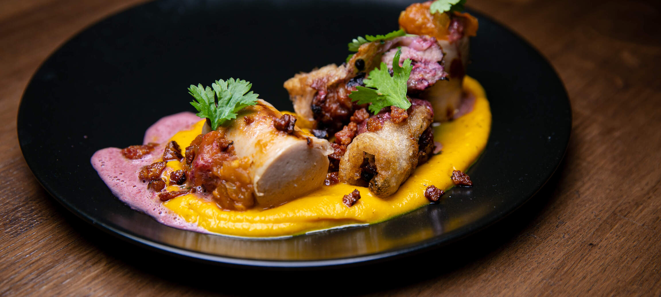 Dreierlei Wurst auf Kürbispüree mit asiatisches Tomaten Chutney, Holunder und Belper Knolle