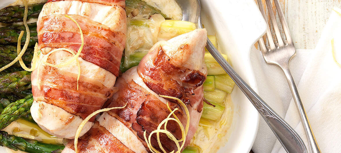 Poitrine de poulet farcie aux noisettes et oignons de printemps sur lit d'asperges vertes