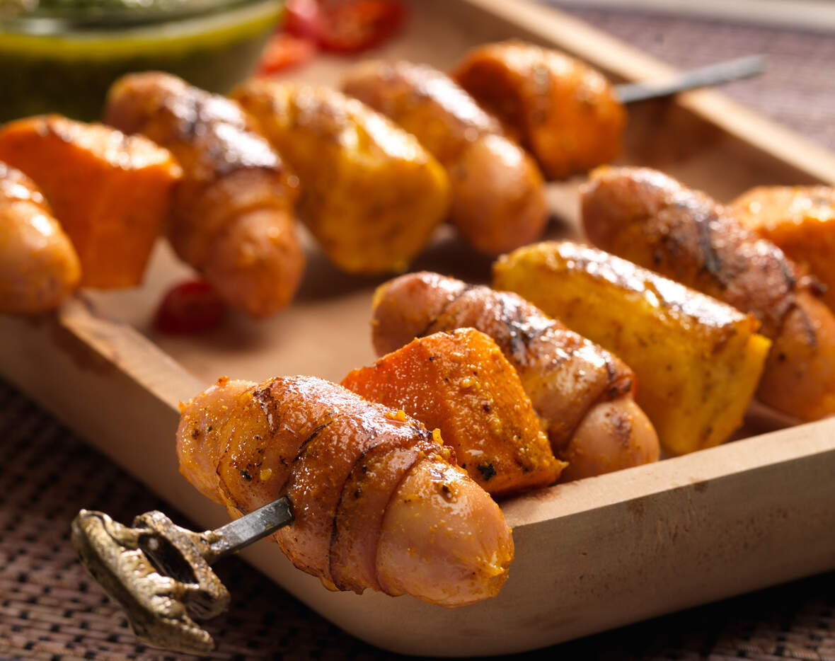 Brochettes de chiporosa, patate douce et banane avec sauce chimichurri