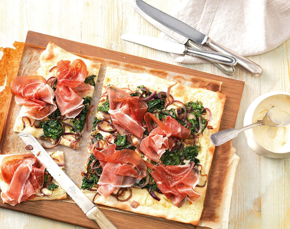Rohschinken-Flammkuchen mit roten Zwiebeln und Blattspinat